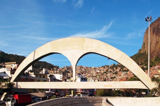 Passarela de acesso à Rocinha<br />Foto Rillke / Flickr  [Wikimedia Commons]