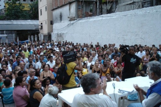 Luiz Carlos Toledo discute o Plano Diretor com moradores da Rocinha, Rio de Janeiro<br />Foto divulgação / M&T Mayerhofer  [Plano Diretor Sócio-Espacial da Rocinha]