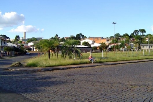 Fig. 11. Luminária da praça Antônio Xavier, Passo Fundo<br />Foto Juan Mascaró  [Oliveira, Mascaró, 2007]
