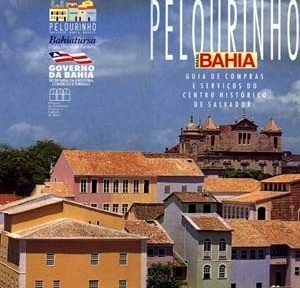 Folheto turístico do Pelourinho, centro histórico de Salvador (BA). A polêmica reforma promovida na década de 1990, criticada pela descaracterização dos edifícios e expulsão da população local, transformou o bairro “decadente” em centro turístico.  [Governo do Estado da Bahia / Bahiatursa. 1997.]