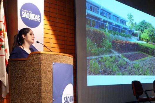 Apresentação de Fernanda Critelli, Encontro Núcleo Docomomo-SP 2015<br />Foto André Marques 