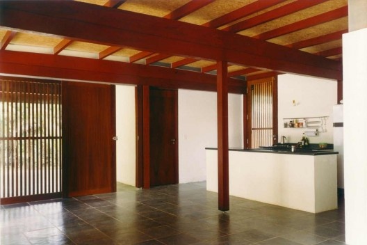Casa na Praia de Paúba, São Sebastião SP, 2002. Mais Dois Arquitetos. Projeto construído com madeira certificada.<br />Foto Nelson Kon 