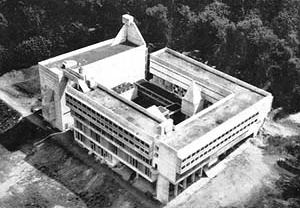 Mosteiro Dominicano de La Tourette, em Eveaux-sur-Arbresle, perto de Lyon, França, 1955/1957 – vista aérea elucidativa da composição volumétrica, remanescente de tradicional partido religioso [RAEBURN, Michael & WILSON, Victoria (ed.). Le Corbusier, Architect of the century.]