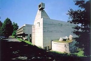 La Tourette, em escorço, desde o caminho de acesso ao longo do bosque, a leste [foto gentilmente cedida ao autor]
