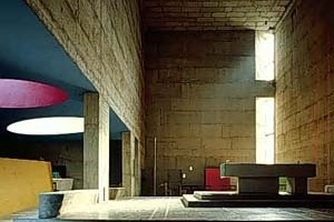 Nave da igreja ‘megaron’ de La Tourette [www.ad.ntust.edu.tw/grad/think/works/tourette/tourette.htm]