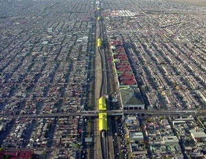 A linha B do metrô no município conurbado de Ecatepec