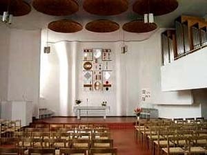 Stephanus Kirche, Detmerode, Alemanha, 1963/68. Interior da nave, visão em direção ao altar, com destaque para os ‘pratos acústicos’ do teto [www.wolfsburg-citytour.de/aaltobauten/Stephanus-Kirche/stephanus-kirche.html]