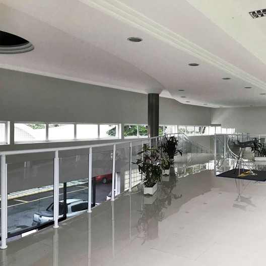 Departamento de Ciência e Tecnologia Aeroespacial – DCTA, hall alterado com piso de porcelanato e parapeito de alumínio e vidro, São José dos Campos, 1947. Arquiteto Oscar Niemeyer<br />Foto Rolando Piccolo Figueiredo 
