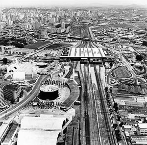 Vista aérea da Estação Intermodal Barra Funda (metrô, trem, ônibus intermunicipal, ônibus urbano), linha vermelha <br />Foto Nelson Kon / Arte Cidade 