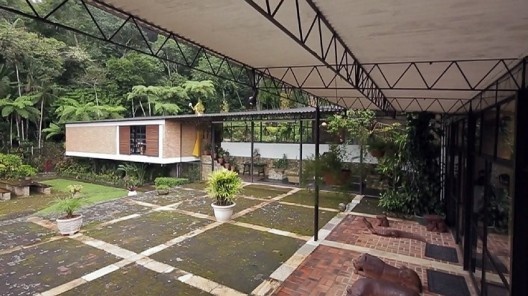 Residência Lota Macedo Soares. Petrópolis, 1951. Arquiteto Sérgio Bernardes<br />Foto divulgação  [documentário <i>Bernardes</i>]