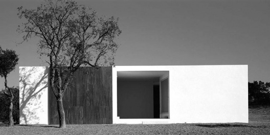 Casa em Melides, Grândola. Arquitetos Manuel Aires Mateus e Francisco Aires Mateus, 2000-2003 