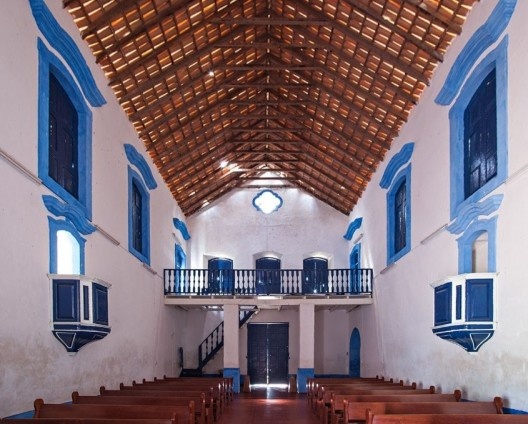 Igreja Nossa Senhora das Neves, interior a partir do altar-mor<br />Foto Tom Boechat 