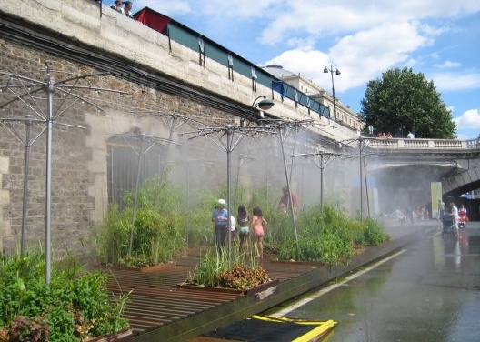 “Paris Plage” – Paris Praia: no verão as bordas do Sena são transformadas em praias. Atualmente, partes dessas vias já estão fechadas ao tráfego de veículos permanentemente. (julho de 2009). <br />Foto Cecilia Herzog 