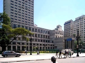 Biblioteca Municipal Mário de Andrade. Projeto original do arquiteto francês Jacques Pilon. Data de 1935, tendo sido inaugurado oficialmente em 25 de janeiro de 1942 pelo então Prefeito Prestes Maia. São Paulo. Angélica A.T. Benatti Alvim e Eunice Helena 
