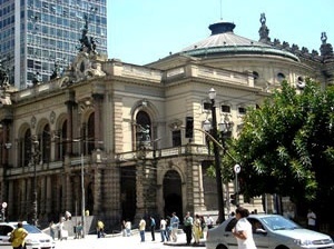 Teatro Municipal. Projeto de Cláudio e Domiziano Rossi, executado pelo Escritório Técnico Ramos de Azevedo e inaugurado em 1911. São Paulo. Angélica A.T. Benatti Alvim e Eunice Helena S. Abascal
