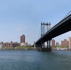 Ponte em Nova York, com conjunto habitacional de J. Ll. Sert ao fundo