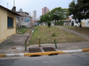 Bueiro na rua Pedro Lopes. Aqui se ouve o Água Preta<br />Foto Vladimir Bartalini 