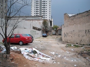 Encontro das águas: córrego anônimo X Água Preta<br />Foto Vladimir Bartalini 