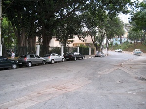 Condomínio residencial, à esquerda, encerra o córrego sob seu estacionamento. Ao fundo, a “praça” Tupã<br />Foto Vladimir Bartalini 