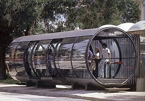 "Estação-tubo", ponto de ônibus urbano, Curitiba<br />Foto Paul Meurs  [MEURS, Paul; AGRICOLA, Esther (org). Brazilië: laboratorium van architectuur en stedenbouw]