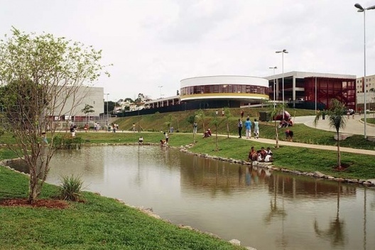 CEU Butantã, São Paulo. Arquitetos Alexandre Delijaicov, André Takiya e Wanderley Ariza<br />Foto Nelson Kon 