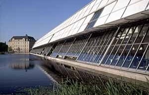 Wissenschaftspark, em Gelsenkirchen, estabeleceu um parque tecnológico no sítio antigamente ocupado pela indústria Thyssen, articulado ao prédio original [IBA Emscher Park]