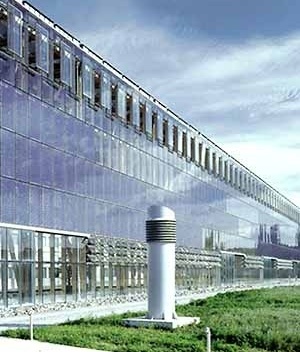 Academia de Educação Avançada. As edificações estão envolvidas por um container micro-climático coberto por usina solar. Foto Jürgen Brinkmann ["Akademie Mont-Cenis Herne", Baudokumentation 64, Susa-Verlag, Hameln, November 1999]
