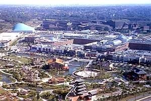 O meta-urbanismo já se manifesta nos últimos anos do IBA. O complexo CentrO, em Oberhausen, visto do alto do Gasômetro, compete com o centro tradicional da cidade<br />Foto Lineu Castello 