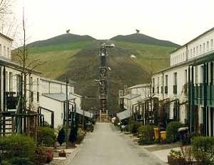 Novas residências em Schüngelberg. Ao fundo, o tratamento paisagístico dos rejeitos industriais [IBA Emscher Park]