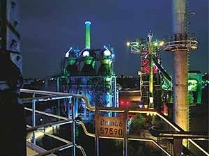 Landschaftspark, em Duisburg-Nord. O ambicioso projeto de iluminação de Jonathan Park transforma os monumentos industriais em lúmino-esculturas [IBA Emscher Park]