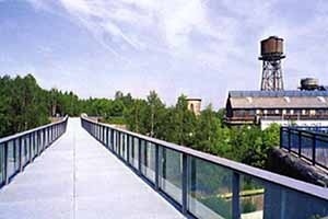 A vegetação se regenera em meio à paisagem industrial, justificando o roteiro turístico Industrie-natur [IBA Emscher Park]