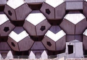 Zvi Hecker, Ramot Housing, 1972-85, detalhe da fachada<br />Zvi Hecker 