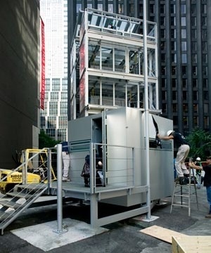 Micro Compact Home, Arquitetos Horden Cherry Lee Architects/Haack + Höpfner, vista da construção da instalação em lote à oeste do MOMA<br />Richard Barnes 2008 The Museum of Modern Art 