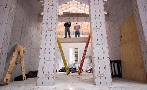 House for New Orleans, fabricada digitalmente. Lawrence Sass e MIT. Vista da construção da instalação em lote à oeste do MOMA, conforme projeto realizado para a exposição "Home Delivery"<br />Richard Barnes 2008 The Museum of Modern Art 