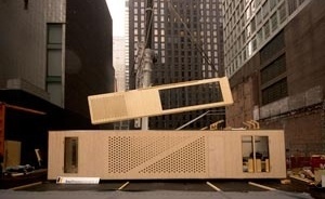 System 3 House, Oskar Leo Kaufmann e Albert Rüf, conforme projeto desenvolvido para a exposição "Home Delivery". Vista da construção da instalação em lote à oeste do MOMA<br />Richard Barnes 2008 The Museum of Modern Art 