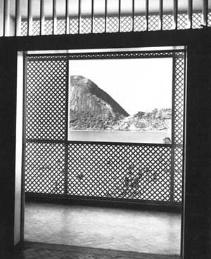 Vista dos dormitórios através da varanda, no edifício Antônio Ceppas (1946) de Jorge Moreira [Jorge Machado Moreira. Rio de Janeiro, Centro de Arquitetura e Urbanismo da Cidade do Rio ]