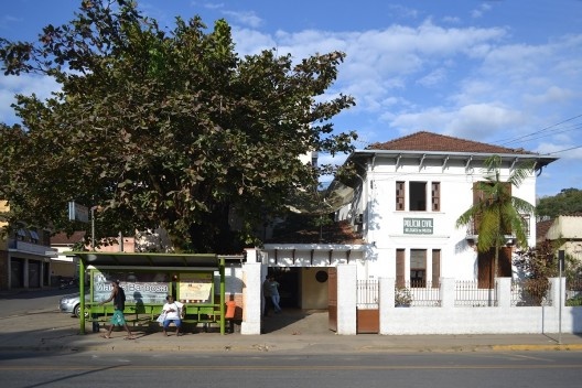 Centro urbano da cidade, edificação de interesse cultural, que abriga a Policia Civil, e abrigo de ônibus<br />Foto Fábio Lima 
