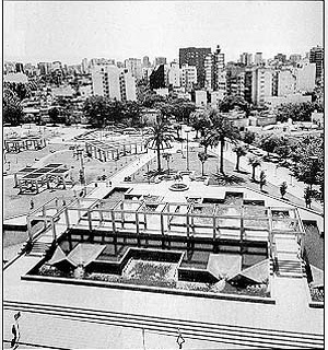 Las plazas de cemento instauradas durante la dictadira militar de los '70 nos dieron columnas en vez de árboles y casas de hormigón en vez de espacios verdes<br />Foto SB 