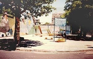 Las plazas de la Las plazas de la democracia, construidas luego de 1983 por parte de la Municipalidad con la colaboración vecinal, recibieron nombres significativos como: Plaza de la Vecindad, de la Paz, de Todos<br />Foto SB, 1990 