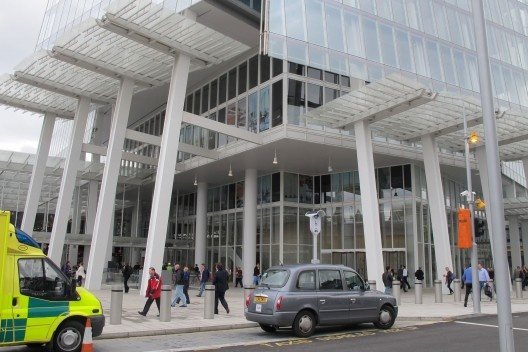 O embasamento da torre de Piano na sua articulação com a estação da ferrovia London Bridge<br />foto Roberto Segre 