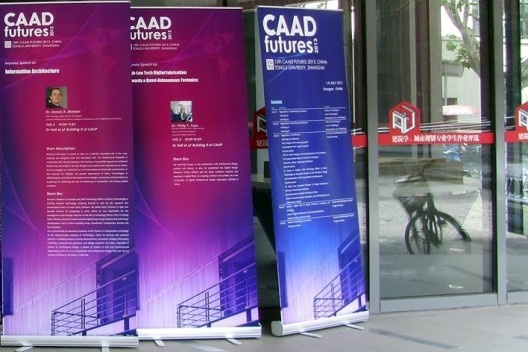 Cartazes da conferência na entrada do edifício da Faculdade de Arquitetura da Universidade Tongjui<br />Foto Gabriela Celani 