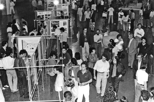 Encerramento, com debate, da 1a exposição sobre o trabalho Lina Bo Bardi: “Arquitetura e...”, FAU USP, 14 de abril de 1989. Lina Bo Bardi, Marcelo Ferraz, Victor Nosek de calça branca e o Polochon mais ao fundo