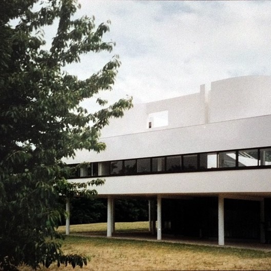 Villa Savoye e a cerejeira<br />Foto Abilio Guerra 