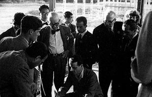 Fig. 3 - Fernando Távora no centro com, Le Corbusier, Bottoni, Wogensky, Yoshizaka, Kange, Roth, entre outros, no 8º Congresso dos CIAM em Hoddesdon, 1951 [Autor desconhecido, Fernando Távora, Editorial Blau, Lisboa, 1993]