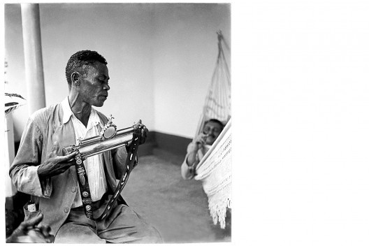 O mestre embolador Luiz do Jacaré e o historiador José Antônio Gonsalves de Mello, Fazenda Pacatuba, Sapé, Paraíba 1944<br />Foto Benicio Whatley Dias  [Fundaj, ME]