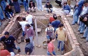  Bóveda en el campo experimental “El Laurel”. El nivel de la excavación es de 1 m bajo el nivel del terreno. Se colocan varillas en forma de arco en ambas diagonales para guiar la altura de los conos salidos de cada esquina. U. Central de Caracas, Venezue