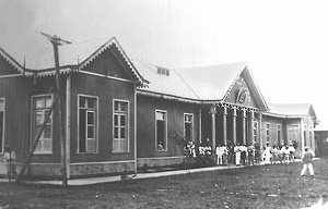 Tipologia 3: volume com parede triangular centralizada. Sede da Delegação Nacional, 1918
