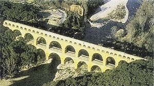Uma imagem positiva e admirada de estrutura elevada é a Pont du Gard perto de Avignon, uma das mais belas de todas as obras sobreviventes da engenharia do Império Romano. Esta visão aérea da estrutura sem uma referência de escala (de um veículo ou ser hum [BROWN, David J. Bridges, Reed International Books, London, 1993]