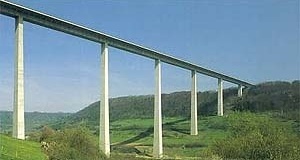 Um exemplo de esbeltez e forma simplificada de estrutura, localizada em terreno bastante acidentado, é a Ponte Kochertal em Geislingen (Alemanha) com 1.128m de comprimento. Essa estrutura mais “leve” utiliza concreto protendido, tem o tabuleiro de 31m de  [BROWN, David J. Bridges, Ed. Mitchell Beazley, London, 1996]