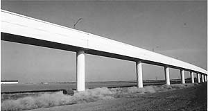 Exemplo de estrutura similar aos aquedutos, por sua característica de pouca declividade, de traçados extensos e predominantemente retos, pode ser encontrado na estrada de ferro para Trens de Alta Velocidade (TAV). É o caso da ponte ilustrada à seguir, sob [ROIG, Joan. New Bridges, Gustavo Gili, Barcelona, 1996]